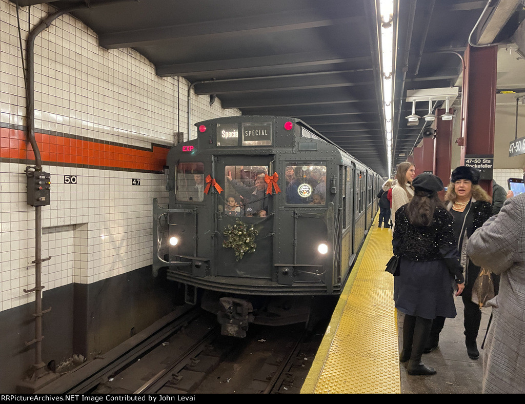 About to depart 47-50th Sts Rockefeller Center Station 